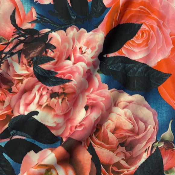 Lululemon Razorback tank. Floral print. Like new size 6 - Picture 2 of 4